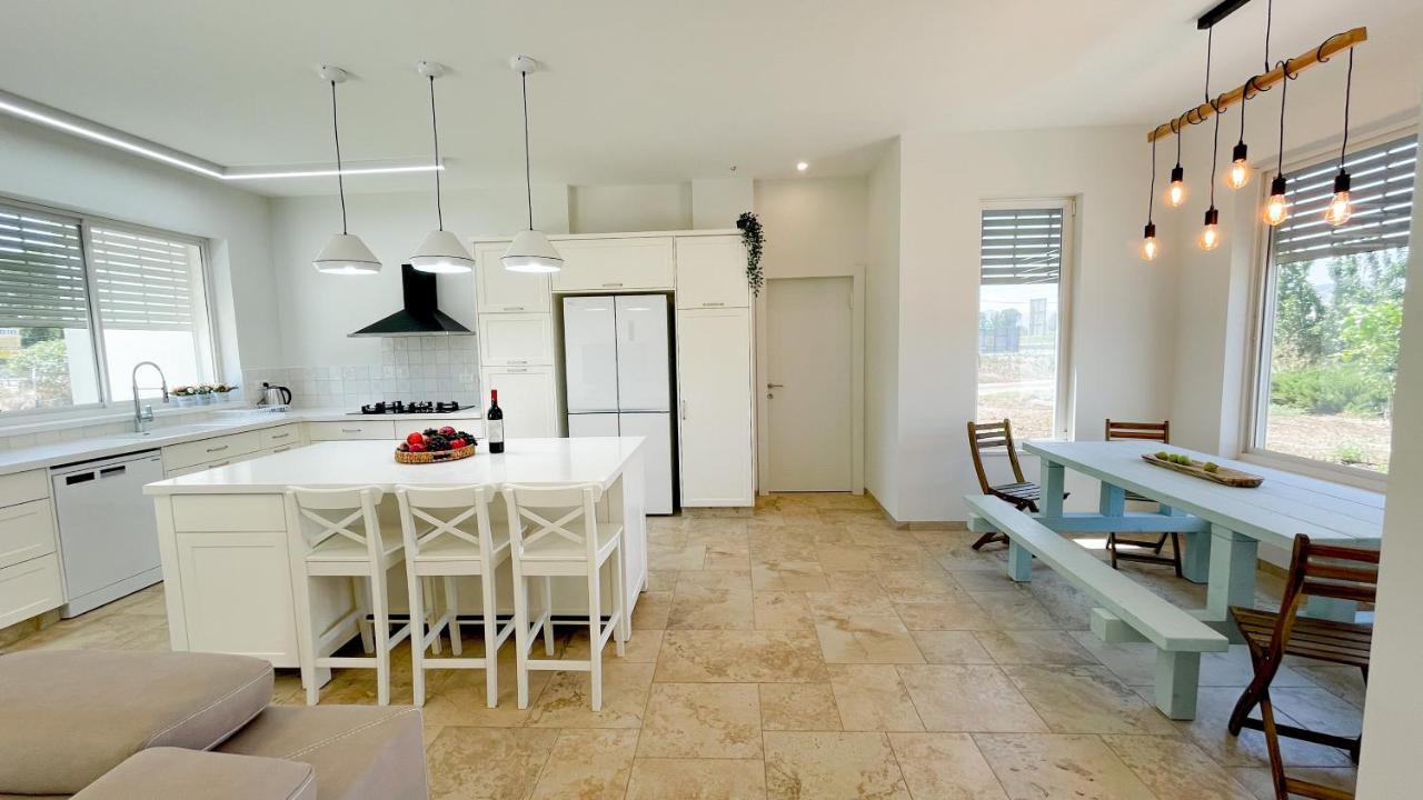 הבית הלבן בכפר בלום Villa ภายนอก รูปภาพ